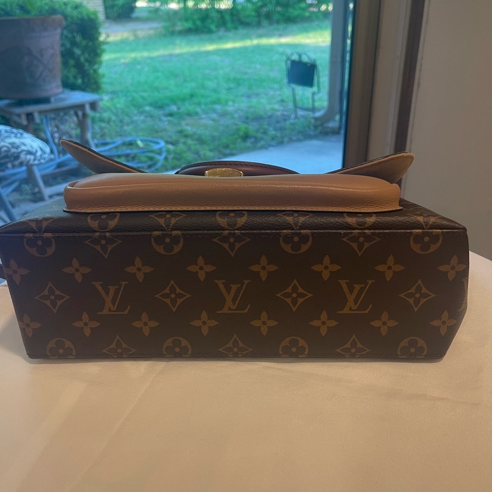 Louis Vuitton Monogram Canvas Shoulder Bag with Beige Pocket - Picture 4 of 11